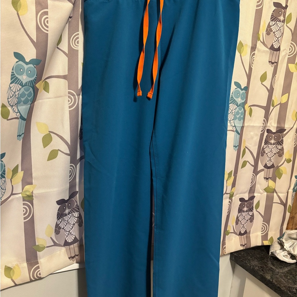 Figs Livingston Scrub pants- size small